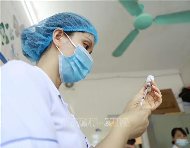 Chuẩn bị vaccine trước khi tiêm cho đối tượng ưu tiên tại Trung tâm y tế thành phố Vĩnh Yên, tỉnh Vĩnh Phúc. Ảnh: Hoàng Hùng - TTXVN