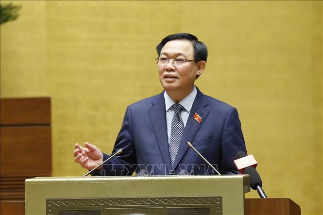 Chủ tịch Quốc hội Vương Đình Huệ trao Nghị quyết về công tác cán bộ