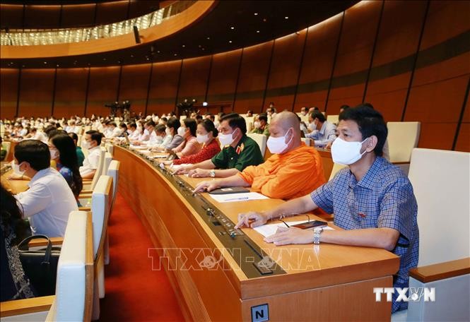 Đoàn đại biểu Quốc hội tỉnh Sóc Trăng biểu quyết thông qua Nghị quyết về chủ trương đầu tư Chương trình mục tiêu quốc gia Giảm nghèo bền vững giai đoạn 2021-2025. Ảnh: Phương Hoa - TTXVNN