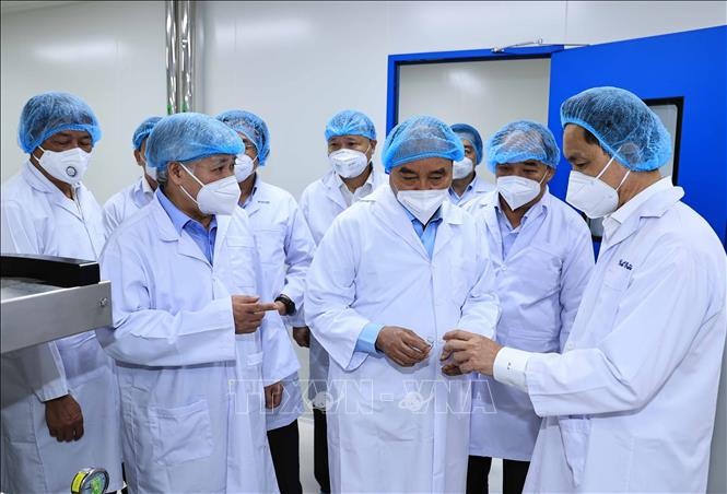 Chủ tịch nước Nguyễn Xuân Phúc thăm và làm việc tại Công ty cổ phần công nghệ sinh học dược Nanogen. Ảnh: Thống Nhất – TTXVN