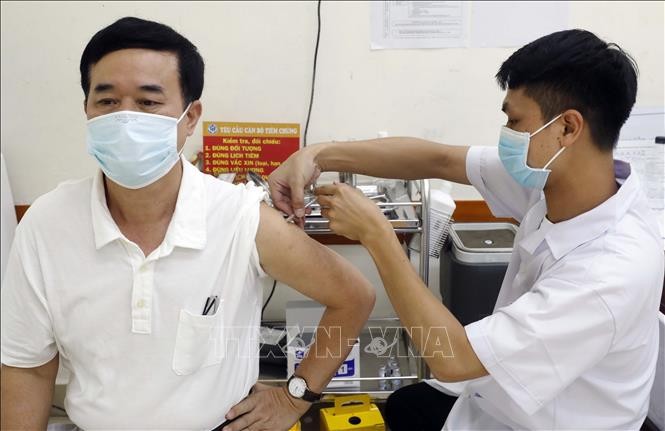 Tiêm vaccine phòng COVID-19 cho người dân tại điểm tiêm Trường THCS Trưng Vương, quận Hoàn Kiếm, ngày 3/8/2021. Ảnh: Trần Việt – TTXVN