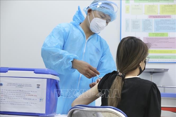 Tiêm vaccine phòng COVID-19 cho người dân tại Bệnh viện Hữu Nghị. Ảnh: Minh Quyết - TTXVN