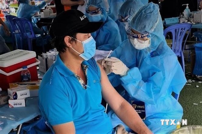 Tổ chức tiêm vaccine miễn phí 100% cho công nhân "3 tại chỗ" tại Khu công nghiệp Việt Nam -Singaore. Ảnh: Chí Tưởng -TTXVN

