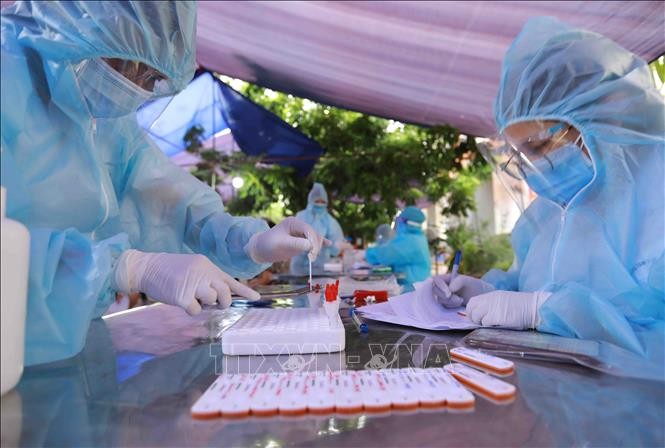Nhân viên y tế lấy mẫu xét nghiệm COVID-19 cho người dân ở phường Tây Mỗ, quận Nam Từ Liêm, Hà Nội. Ảnh: Vũ Sinh - TTXVN