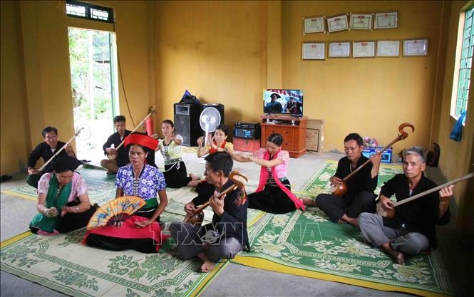 Câu lạc bộ hát then - đàn tính ở xã Hua Nà luyện tập để chuẩn bị truyền dạy cho thế hệ trẻ. Ảnh: Đinh Thùy-TTXVN