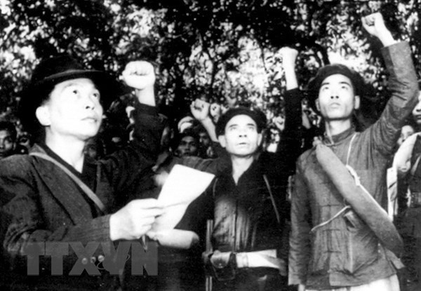 Đại tướng Võ Nguyên Giáp đọc Lời Tuyên thệ trong Ngày Thành lập Đội Việt Nam tuyên truyền Giải phóng quân tại Cao Bằng, ngày 22/12/1944. Ảnh: Tư liệu TTXVN