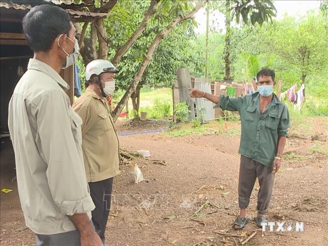 Già làng, người uy tín ở huyện Phú Riềng đến tận thôn đồng bào thiểu số để tuyên truyền phòng, chống dịch COVID-19. Ảnh: K GỬIH -TTXVN