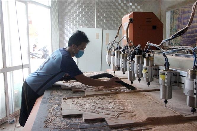 Mô hình sản xuất đồ gỗ mỹ nghệ của gia đình anh Trần Ngọc Chung, thôn Cây Sấu, xã Hợp Thành, huyện Sơn Dương, giúp gia đình anh thoát nghèo. Ảnh: Quang Cường –TTXVN.