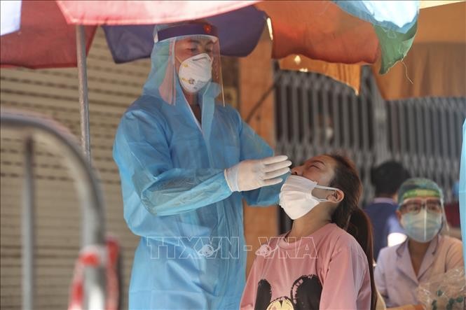 Nhân viên y tế lấy mẫu cho cư dân tại ngõ 459 Bạch Mai (quận Hai Bà Trưng) ngày 31/8/2021. Ảnh: Minh Quyết - TTXVN