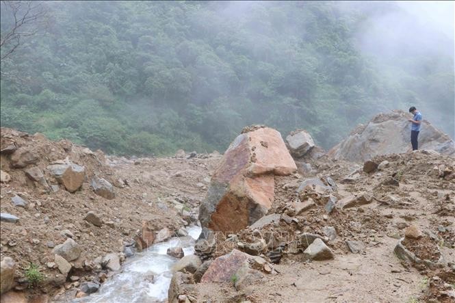 Những tảng đá lớn sạt lở theo dòng suối tại bản Phô Hồ Thầu, xã Hồ Thầu, huyện Tam Đường (Lai Châu). Ảnh: Nguyễn Oanh - TTXVN