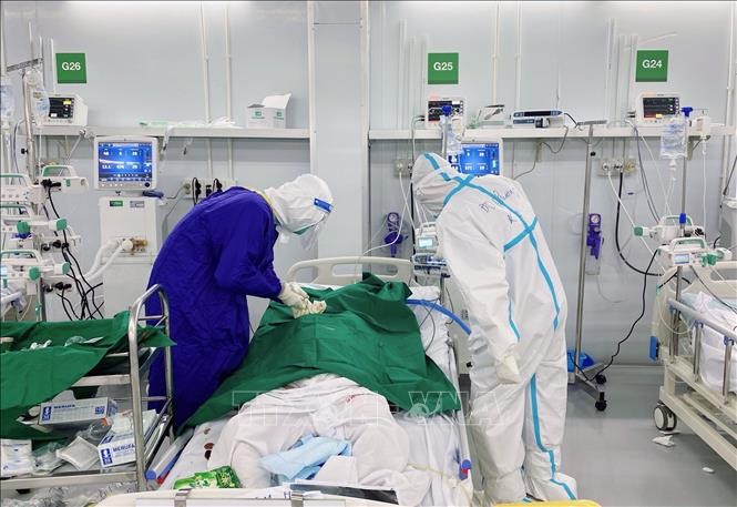 Đội ngũ y bác sĩ bệnh viện Việt Đức tận tâm ngày đêm điều trị cho bệnh nhân COVID-19 tại Trung tâm. Ảnh: TTXVN phát