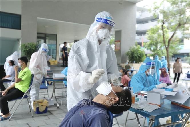 Nhân viên y tế lấy mẫu xét nghiệm cho người dân phường Yên Hoà (Cầu Giấy) ngày 7/9/2021. Ảnh: Minh Quyết - TTXVN