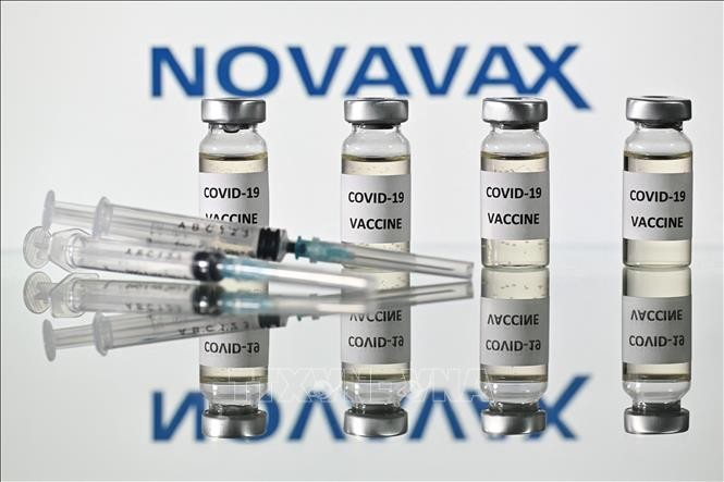  Biểu tượng của hãng dược phẩm Novavax (Mỹ) bên vaccine ngừa COVID-19. Ảnh: AFP/TTXVN