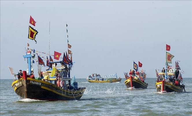 Lễ hội Cầu Ngư truyền thống của ngư dân Phan Thiết (Bình Thuận) cầu cho "Biển yên sóng lặng, mưa thuận gió hòa, vạn sự bình an, đa ngư đắc lợi", thu hút đông đảo du khách. Ảnh: Anh Tuấn – TTXVN