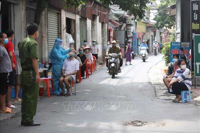 Người dân thôn Yên Ngưu, xã Tam Hiệp được lấy mẫu xét nghiệm COVID-19, ngày 10/9. Ảnh: Minh Quyết - TTXVN