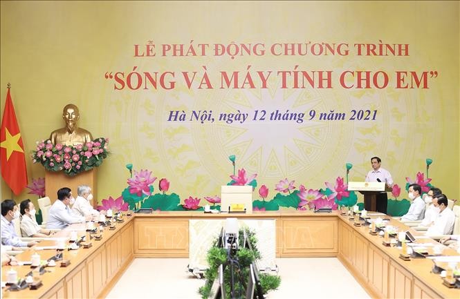 Thủ tướng Chính phủ Phạm Minh Chính phát động Chương trình “Sóng và máy tính cho em”. Ảnh: Dương Giang-TTXVN