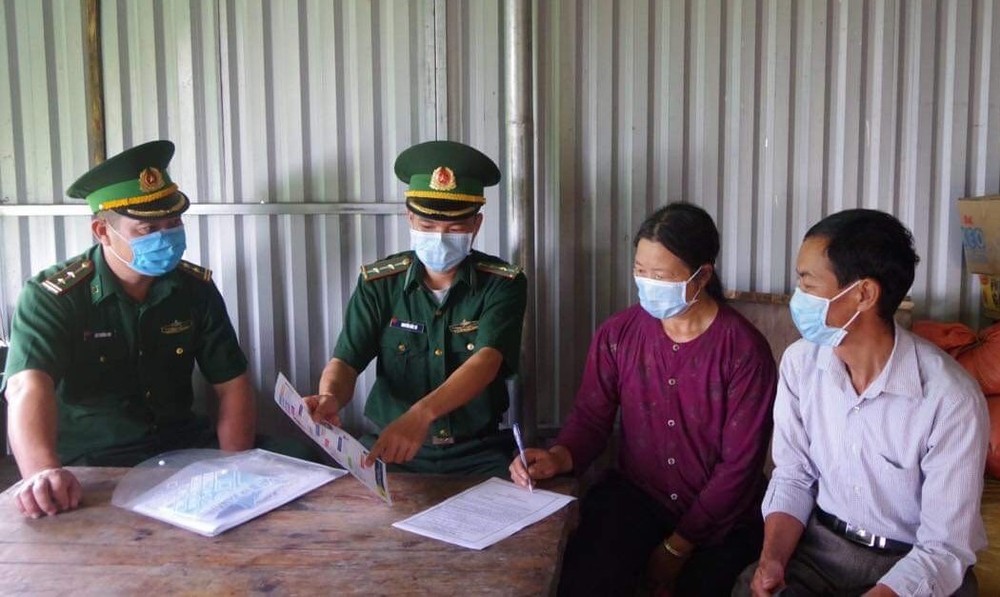 Các chiến sĩ Đồn Biên phòng Bản Máy (BĐBP tỉnh Hà Giang) tuyên truyền cho người dân phòng chống dịch bệnh COVID-19. Nguồn: BĐBP cung cấp