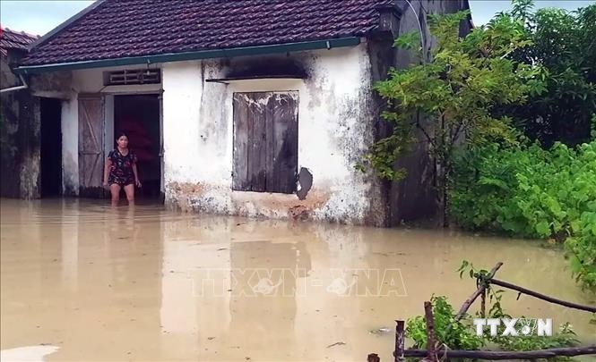 Mưa lớn gây ngập nhà dân tại huyện Quỳnh Lưu (Nghệ An). Ảnh: TTXVN phát