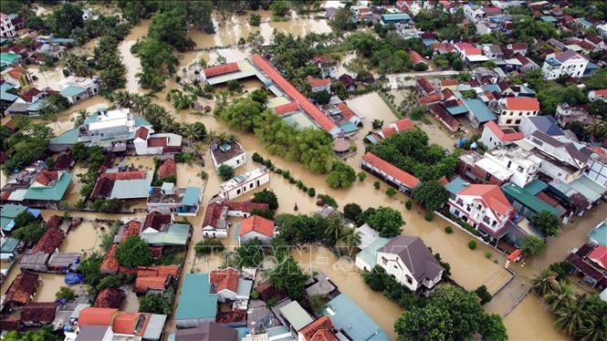 Ngày 27/9, mưa đã tạnh song nước rút chậm khiến hàng trăm hộ dân tại xã Quỳnh Lâm, huyện Quỳnh Lưu (Nghệ An) vẫn ngập sâu trong nước. Ảnh: Tá Chuyên - TTXVN