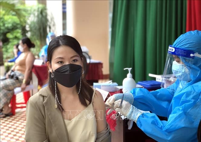 Người dân phường Trần Phú, thành phố Quy Nhơn tiêm vaccine ngừa COVID-19, chiều 28/9. Ảnh: Nguyên Linh-TTXVN