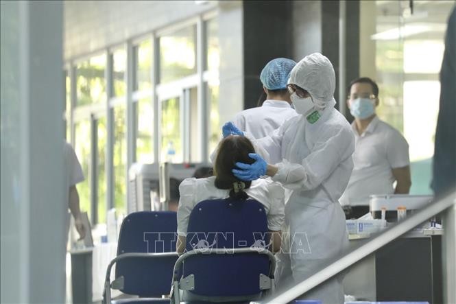 Nhân viên y tế lấy mẫu cho người nhà, bệnh nhân, nhân viên y tế trong tòa nhà D Bệnh viện Việt Đức. Ảnh: Minh Quyết - TTXVN