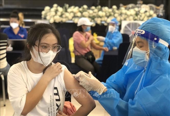 Tiêm vaccine ngừa COVID-19 cho sinh viên Ngô Thị Bích Hưởng, phường Hải Cảng, thành phố Quy Nhơn. Ảnh: Nguyên Linh-TTXVN