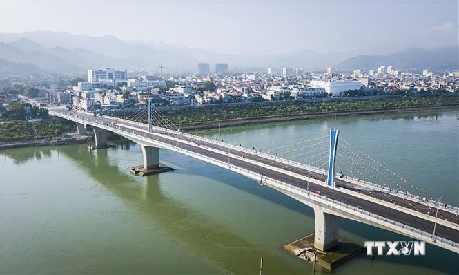 Cầu Hòa Bình 2 nối hai bờ sông Đà, một bên là phường Thịnh Lang và bên kia là phường Đồng Tiến. Ảnh: Trọng Đạt-TTXVN

