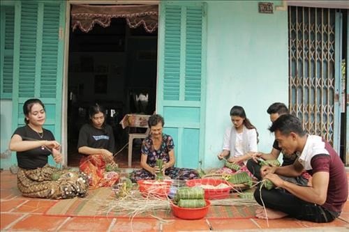 Mừng lễ Sene Dolta, đồng bào Khmer Nam bộ không quên phòng, chống dịch COVID-19