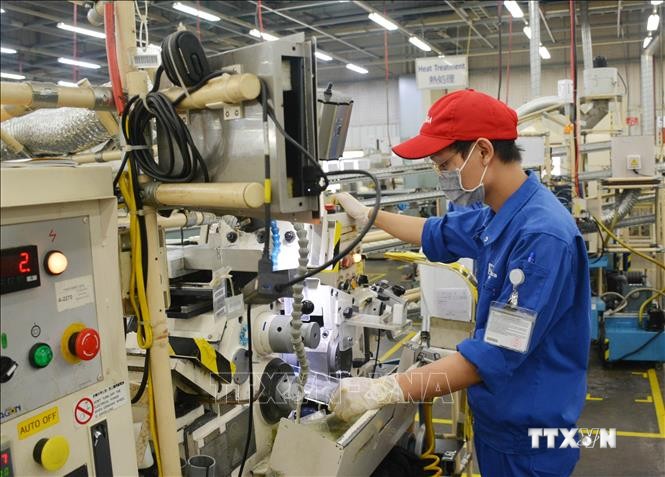 Công nhân làm việc trong ngày đầu thực hiện nới lỏng giãn cách xã hội tại Khu Công nghiệp Linh Trung 1. Ảnh: Hồng Pha - TTXVN phát.