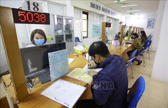 Người lao động đến làm thủ tục bảo hiểm thất nghiệp tại Trung tâm Dịch vụ việc làm Hà Nội. Ảnh: Anh Tuấn-TTXVN