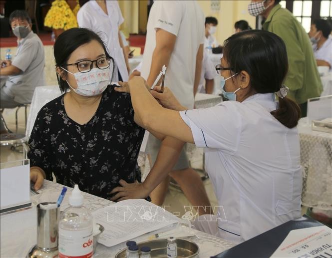 Tiêm vaccine Sputnik V cho người dân huyện Gia Viễn, tỉnh Ninh Bình. Ảnh: Thùy Dung - TTXVN