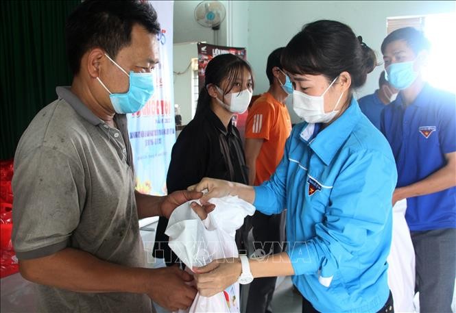Tỉnh Đoàn Đắk Lắk trao túi quà an sinh hỗ trợ người dân nghèo, nhóm đối tượng yếu thế. Ảnh: TTXVN phát