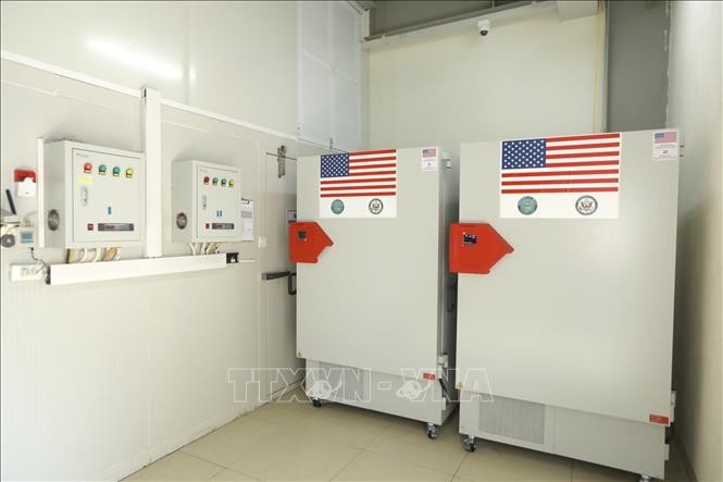 Dịch COVID-19: Bộ Y tế tiếp nhận 77 tủ lạnh âm sâu do Hoa Kỳ viện trợ