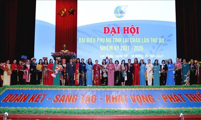 Các đồng chí lãnh đạo Trung ương, tỉnh Lai Châu tặng hoa Ban chấp hành Hội Liên hiệp Phụ nữ tỉnh Lai Châu khóa XII, nhiệm kỳ 2021-2026. Ảnh: Quý Trung – TTXVN