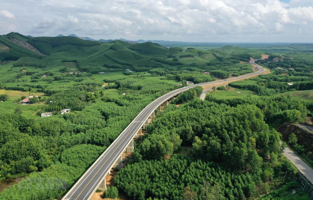Đường cao tốc La Sơn - Túy Loan đoạn qua huyện Nam Đông, tỉnh Thừa Thiên Huế. Ảnh: Hồ Cầu - TTXVN
