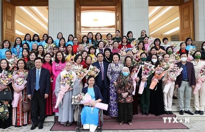 Thủ tướng Phạm Minh Chính với các đại biểu phụ nữ tiêu biểu. Ảnh: Dương Giang-TTXVN
