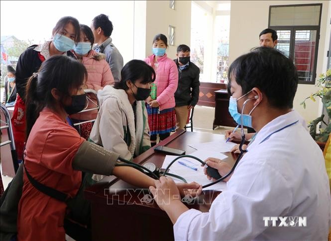 Khám sàng lọc trước khi tiêm vaccine ngừa COVID-19 cho người dân xã Tà Tổng (Mường Tè, Lai Châu). Ảnh: Việt Hoàng - TTXVN