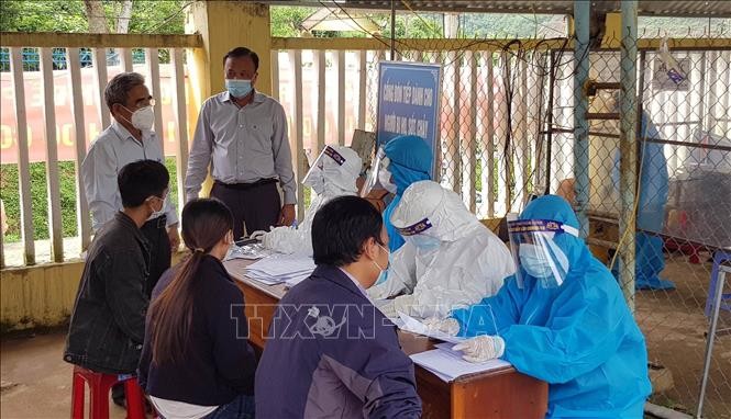 Ngành y tế Quảng Nam kiểm tra sàng lọc người dân huyện miền núi Nam Trà My. Ảnh: TTXVN