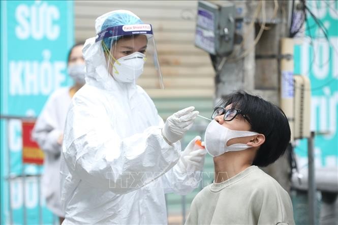 Nhân viên y tế lấy mẫu xét nghiệm COVID-19 cho người dân xã Ninh Hiệp (huyện Gia Lâm), ngày 02/11. Ảnh: Minh Quyết - TTXVN