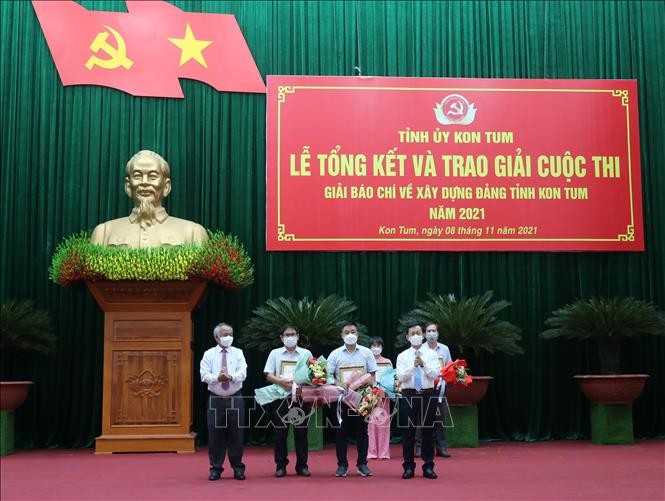 Bí thư Tỉnh uỷ Kon Tum Dương Văn Trang (giữa) trao giải A báo chí về xây dựng Đảng tỉnh Kon Tum lần thứ I, năm 2021 cho 3 tác phẩm xuất sắc. Ảnh: Khoa Chương - TTXVN