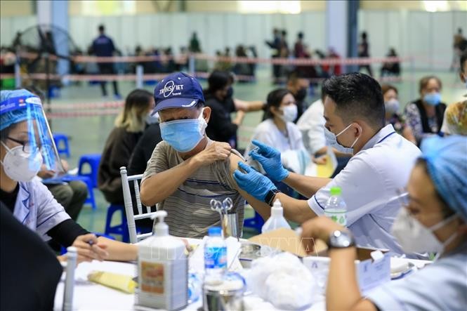 Nhân viên y tế quận Hoàn Kiếm tiêm vaccine phòng COVID-19 mũi 2 cho người trên 18 tuổi tại điểm tiêm Cung Văn hoá lao động hữu nghị Việt-Xô. Ảnh: Thành Đạt - TTXVN