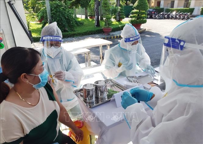 Lực lượng y tế tiêm vaccine cho người dân trên địa bàn thành phố Bạc Liêu. Ảnh: Chanh Đa-TTXVN