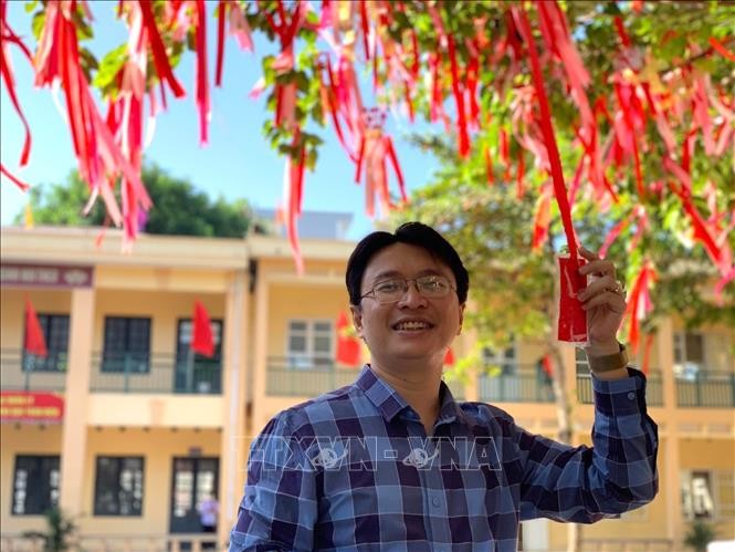 Tạo dựng “cây điều ước” là ý tưởng của thầy Hiệu trưởng Dương Minh Anh khi vừa về nhận công tác tại trường THCS Cù Chính Lan. Ảnh: Khiếu Tư - TTXVN