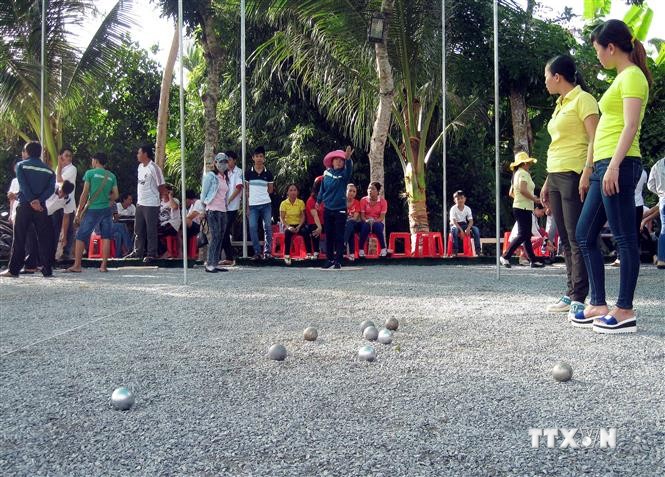 Môn thể thao bi sắt được phát triển ở Sóc Trăng thu hút mọi người và nhiều lứa tuổi tham gia (ảnh tư liệu). Ảnh: Trung Hiếu - TTXVN