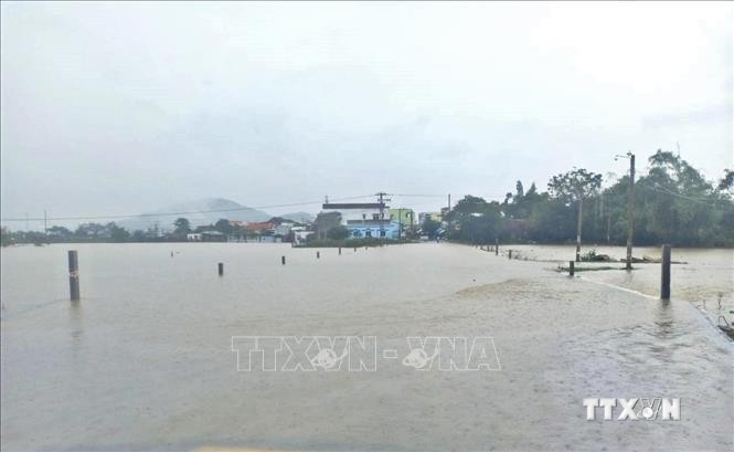 Nước lũ gây ngập các tuyến đường tại phường Nhơn Hưng, thị xã An Nhơn. Ảnh: TTXVN phát