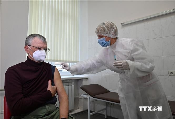 Nhân viên y tế tiêm vaccine ngừa COVID-19 cho người dân tại Kiev, Ukraine ngày 7/4/2021. Ảnh: AFP/TTXVN
