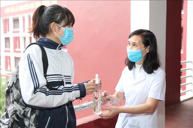 Mỗi lớp học ở trường THPT Huỳnh Thúc Kháng được bố trí 1 chai nước rửa tay sát khuẩn. Ảnh: Bích Huệ - TTXVN