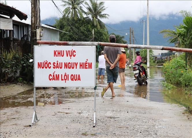 Phú Yên: Mưa lớn kéo dài, nhiều nơi tại huyện Tây Hòa ngập sâu trong nước