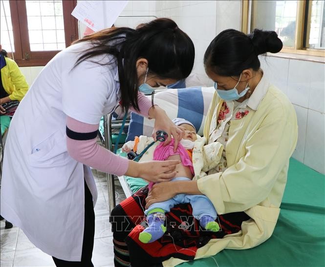 Lượng bệnh nhi mắc các bệnh về hô hấp đang điều trị tại Trung tâm Y tế huyện Than Uyên tăng từ 20 lên đến trên 30 bệnh nhi. Ảnh: Đinh Thùy-TTXVN