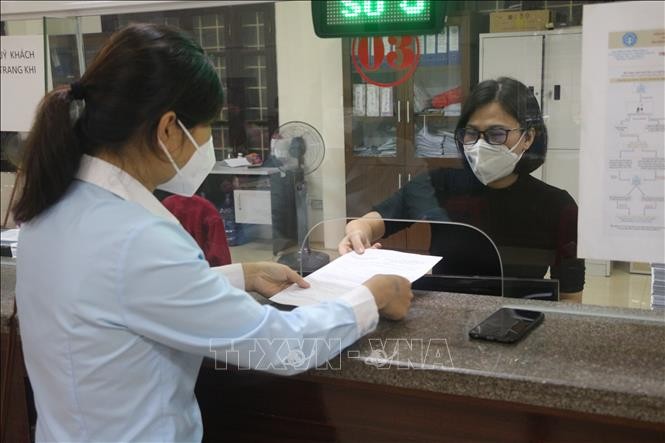 Người lao động đến làm thủ tục nhận Bảo hiểm thất nghiệp tại Bảo hiểm Xã hội tỉnh Nghệ An. Ảnh: Bích Huệ - TTXVN